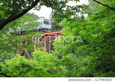 Chichibu Railway "Urayamaguchi's red iron bridge and train" surrounded by greenery Chichibu Railway "Urayamaguchi's red iron bridge and train" surrounded by greenery 127969007
