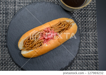 A slightly nostalgic and simple yakisoba bread 127969232
