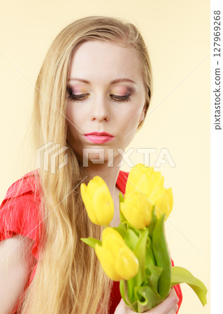 Young woman holding tulip bouquet 127969268