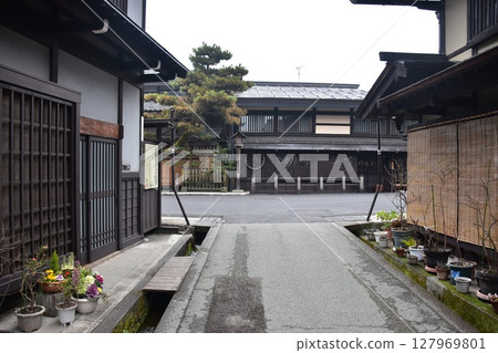 日本岐阜縣的春天：高山市中心的老街、歷史悠久的日本房屋和路邊美麗的盆景樹 127969801
