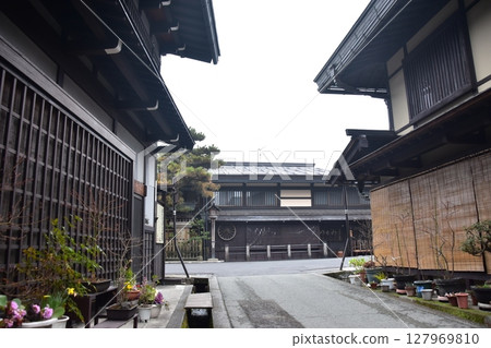 日本岐阜縣的春天：高山市中心的老街、歷史悠久的日本房屋和路邊美麗的盆景樹 127969810
