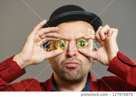 Man having bitcoin in eye 127970870