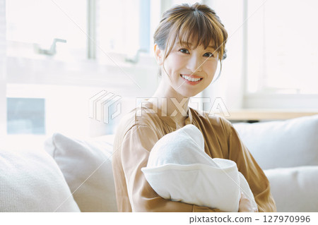 一個年輕的媽媽抱著一個孩子 127970996