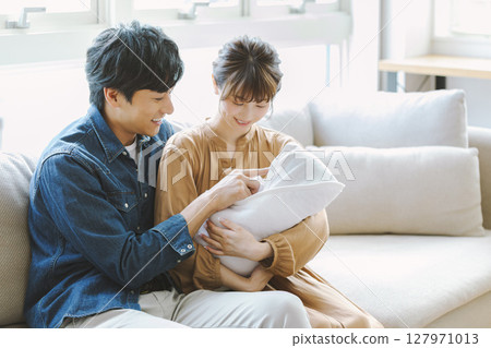 爸爸媽媽抱著一個嬰兒 127971013