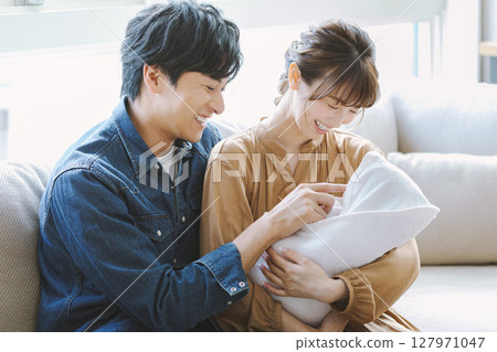 爸爸媽媽抱著一個嬰兒 爸爸媽媽抱著一個嬰兒 127971047