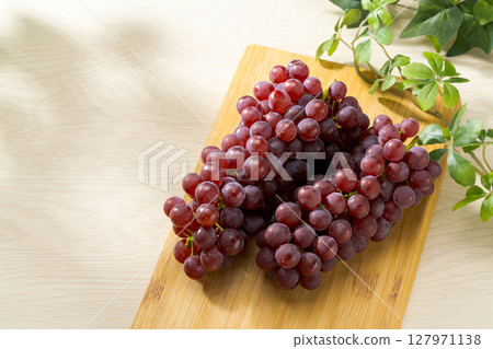 Taste of Summer Fresh bunch of Delaware grapes Taste of Summer Fresh bunch of Delaware grapes 127971138