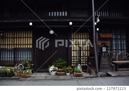 日本岐阜縣的春天:高山市中心的老街、歷史悠久的日本房屋和路邊美麗的花朵 日本岐阜縣的春天:高山市中心的老街、歷史悠久的日本房屋和路邊美麗的花朵 127971223