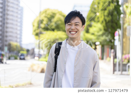 一名 40 多歲的男子對著鏡頭微笑 127971479