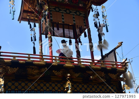 日本岐阜縣高山市，春季高山節，戎台上的娃娃花車和美麗的藍天，華麗的花車裝飾，稱為屋台 127971993