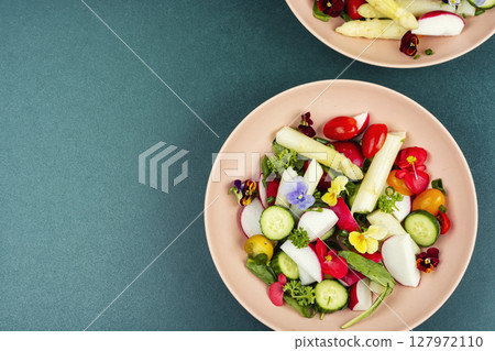 SALAD WITH EDIBLE FLOWERS. SALAD WITH EDIBLE FLOWERS. 127972110