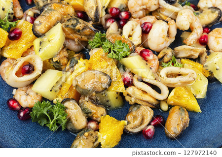 Appetizing salad of seafood and citrus fruits. 127972140