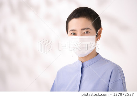 戴著面具的中年女人 127972557