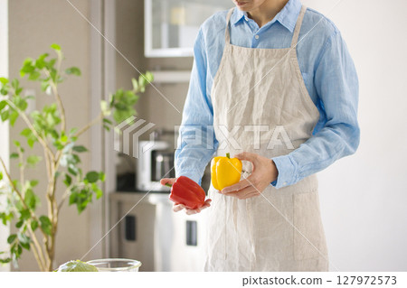 一個年輕人切蔬菜的手 127972573