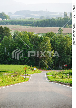 夏末的北海道美瑛的山路 127972600