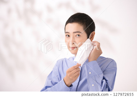 中年婦女摘下口罩 127972655