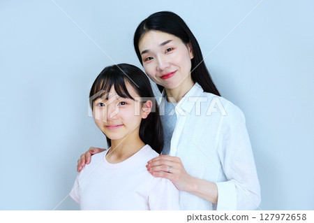 Mother and daughter image of close friends 127972658