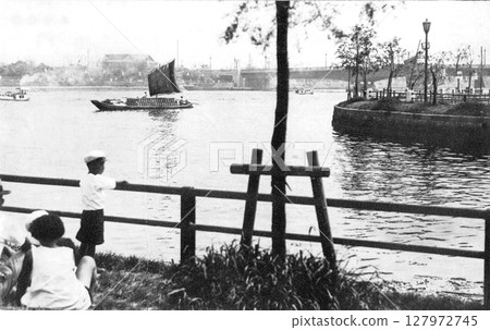 1932 年的老照片，從東京淺草的隅田公園望去的隅田川和吾妻橋 127972745