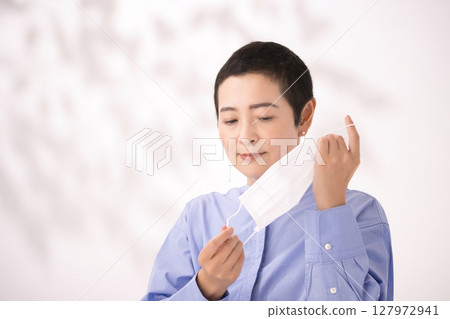 中年婦女摘下口罩 127972941