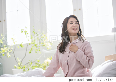 穿著睡衣放鬆的年輕女子 穿著睡衣放鬆的年輕女子 127973138