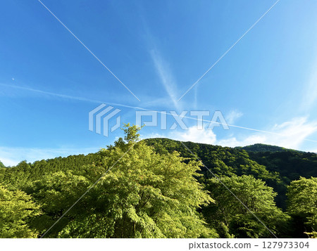 湛藍的天空和山 127973304