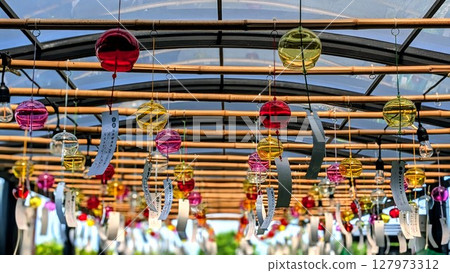 夏日的色彩,風鈴在微風中搖曳 夏日的色彩,風鈴在微風中搖曳 127973312