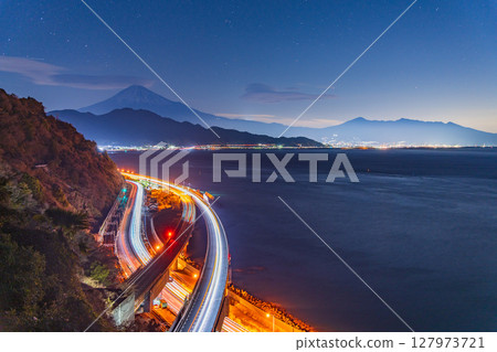 (靜岡縣)黎明時分從薩塔山口看到的富士山 (靜岡縣)黎明時分從薩塔山口看到的富士山 127973721