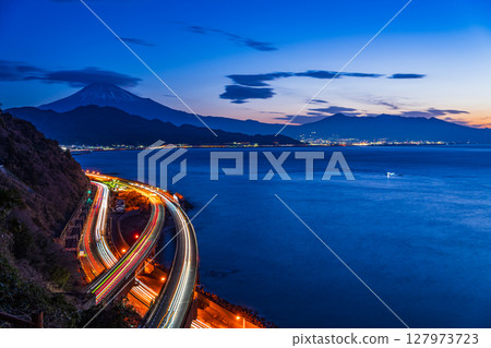 （靜岡縣）黎明時分從薩塔山口看到的富士山 127973723
