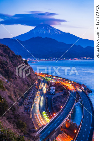 （靜岡縣）黎明時分從薩塔山口看到的富士山 127973726