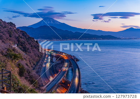 (Shizuoka Prefecture) Mount Fuji seen from Satta Pass at dawn 127973728