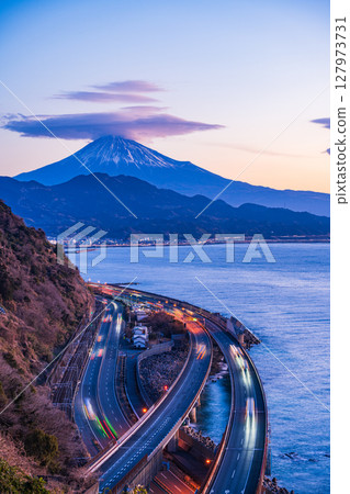 (靜岡縣)黎明時分從薩塔山口看到的富士山 (靜岡縣)黎明時分從薩塔山口看到的富士山 127973731