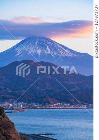 （靜岡縣）黎明時分從薩塔山口看到的富士山 127973737