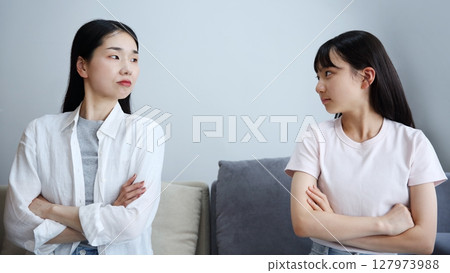 Image of daughter and mother arguing 127973988