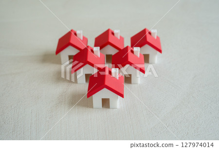Wedge of houses. Homeowners' cooperation. Community creation. Real estate market. Neighborhood development, real estate clusters, urban planning, and collective action. Community initiatives 127974014