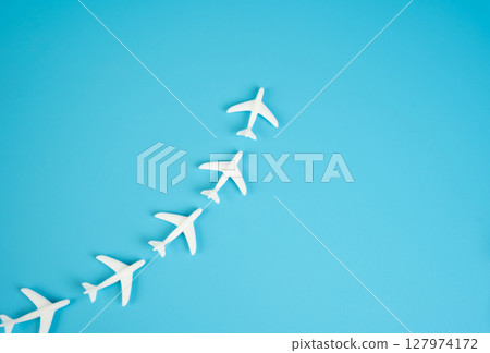 Planes fly in a chain. Opening of new tourist destinations. Seasonal flight planning, airline alliances, or interconnected tourism hubs. Planes fly in a chain. Opening of new tourist destinations. Seasonal flight planning, airline alliances, or interconnected tourism hubs. 127974172