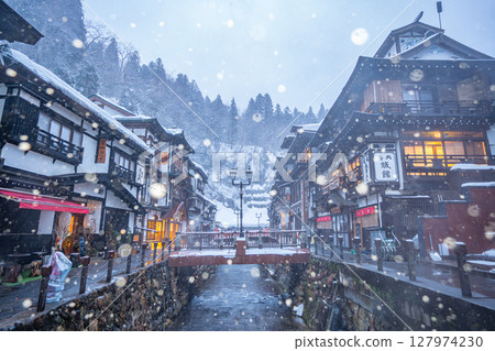 Ginzan Onsen on a snowy morning (Yamagata Prefecture) 127974230