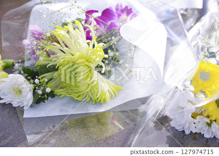 悼念死者所獻的花束 127974715