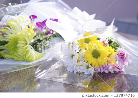 悼念死者所獻的花束 127974716