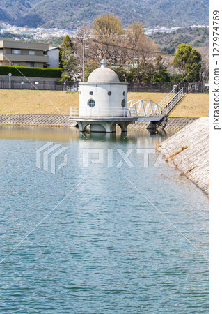 西宮市滿地谷町的二手湖(水庫)和水塔,以櫻花而聞名(螢火蟲之墓的靈感來源)的西宮風景名勝 西宮市滿地谷町的二手湖(水庫)和水塔,以櫻花而聞名(螢火蟲之墓的靈感來源)的西宮風景名勝 127974769