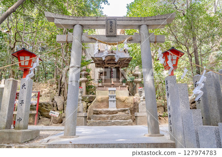西宮市甑石町，哭相撲（生育和安全分娩之神）所在地甑石神社、甑石神社和岩石神社（神聖之物是甑石） 127974783