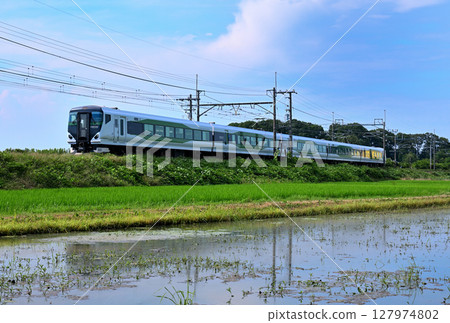 鄉村水中倒映的特快列車 127974802