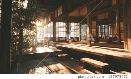 陽光透過樹木照射進來,映照著傳統日式房屋的陽台 陽光透過樹木照射進來,映照著傳統日式房屋的陽台 127975472
