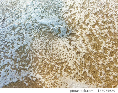 A gentle wave 127975629