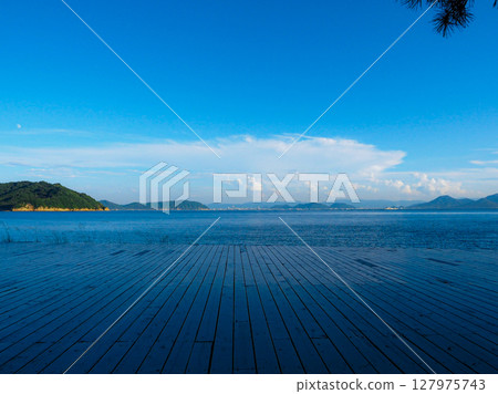 盛夏時節直島的海灘景色 盛夏時節直島的海灘景色 127975743