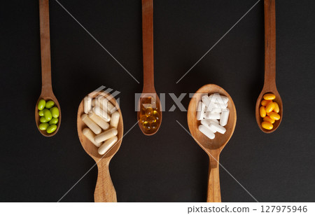 Color Dietary Supplements, Vitamin Capsules, Mineral Pills, Healthy Multivitamin Capsule 127975946
