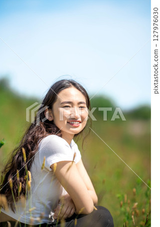 年輕女子在藍天下放鬆 127976030