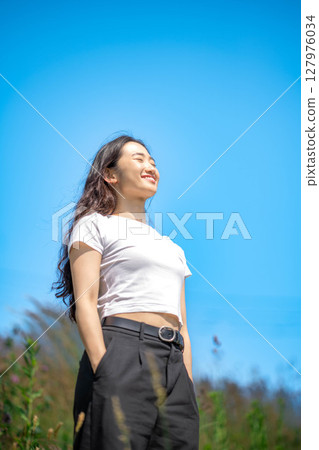 年輕女子在藍天下放鬆 127976034