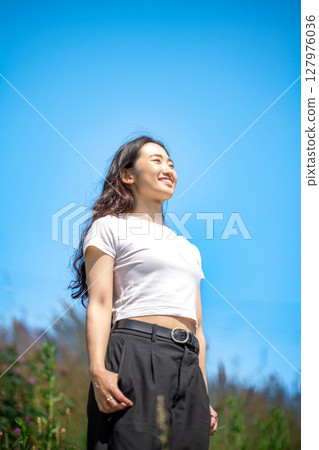 年輕女子在藍天下放鬆 年輕女子在藍天下放鬆 127976036