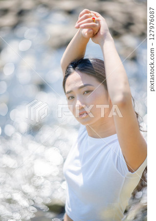河邊休息的年輕女子 127976087