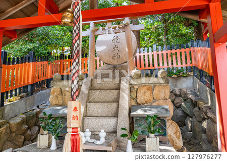 Kurakuen Shrine, a sub-shrine of Koshigaya Shrine, Kuniryu-Okami, Kurakuen, Nishinomiya City 127976277