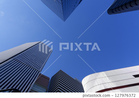 仰望摩天大樓環繞的城市天際線 127976372